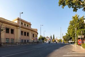 Local comercial en Avda. Madrid, frente a la antigua Facultad de Medicina. photo 0