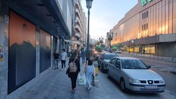 ¡Local en Acera del Darro frente al Corte Inglés! photo 0