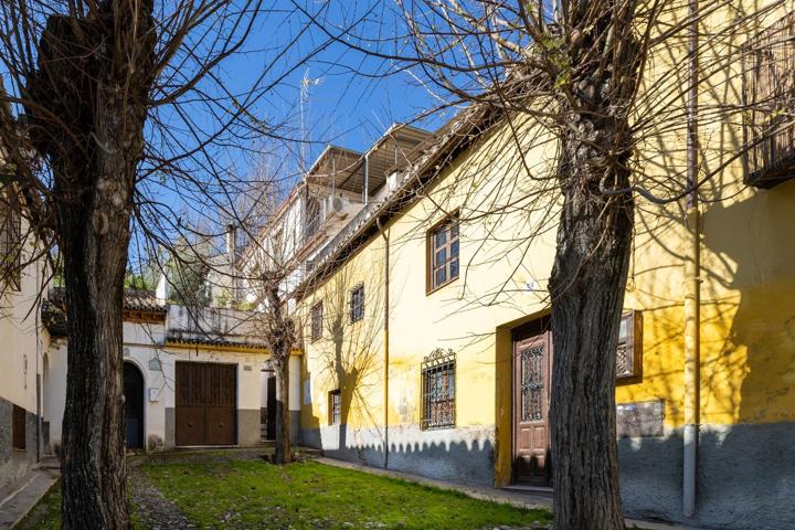 Casa con encanto a reformar en plena Cuesta del Chapiz. Patio, varias terrazas y mucho más photo 0