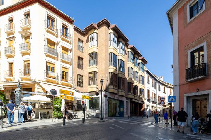 Estudio atico en pleno centro de Granada. photo 0