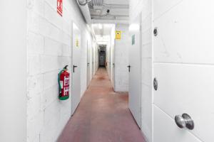 Fantástico local con 90 trasteros junto Recogidas photo 0