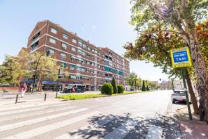 Piso de 4 habitaciones con garaje y trastero junto al Hospital de Traumatología photo 0
