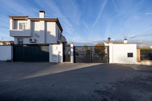 Preciosa casa pareada en venta en Ogijares, ideal para familia. photo 0