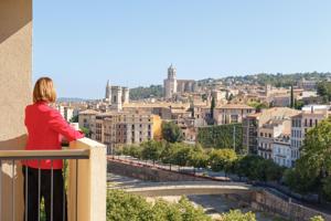 🏠 ¡Un rincón de ensueño en Girona! Piso renovado con vistas a la catedral en el Eixample 🏰 photo 0