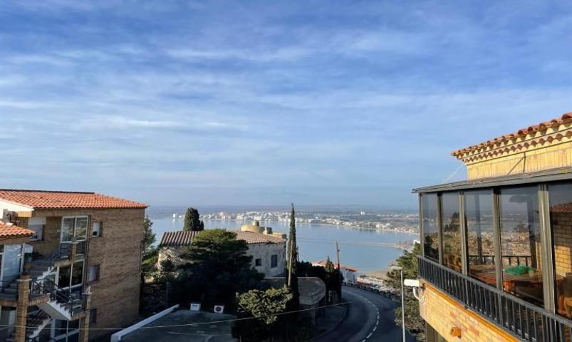 Encantadora Casa Adosada con Impresionantes Vistas en Puig Rom photo 0