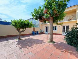 🏡 Chalet adosado con carácter, chimenea y terrazas en Sant Pere Pescador photo 0