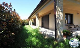 ¡Amplia casa renovada con jardín en Sant Pere Pescador! photo 0