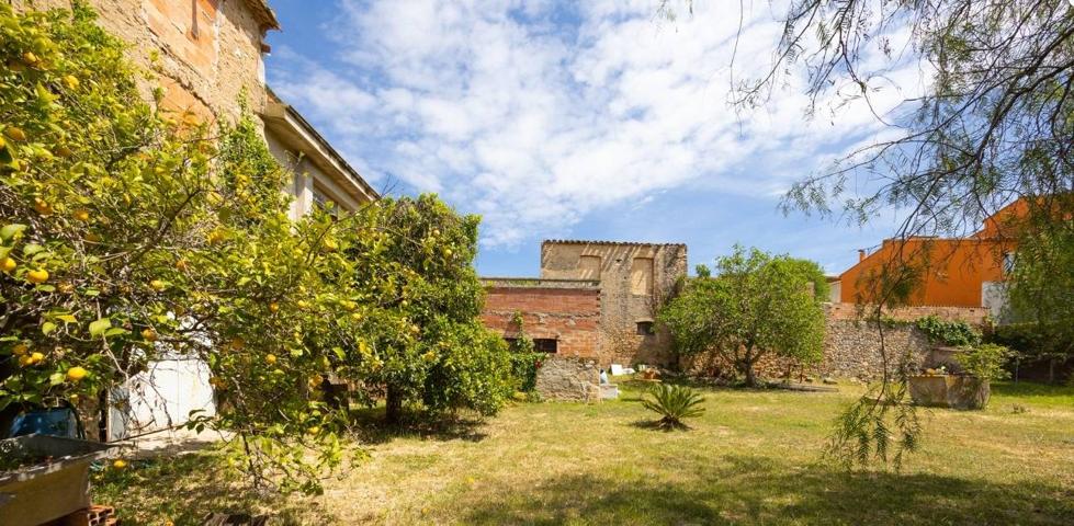 🌿🏡 Encanto Rústico en Garrigàs: Masía para Reformar photo 0