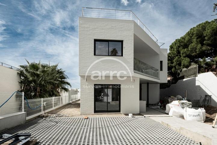 Cómoda y luminosa vivienda de obra nueva en una de las mejores zonas residenciales del maresme. photo 0