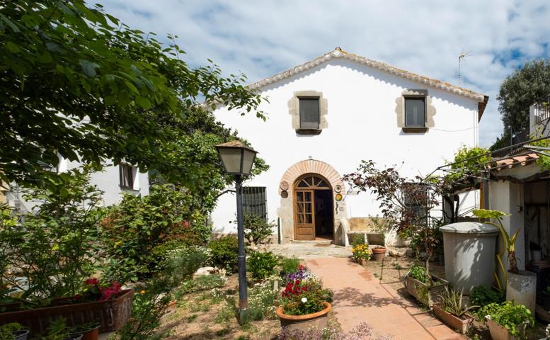 Casa de pueblo en el centro de Cabrils – Ideal para reformar a tu gusto photo 0