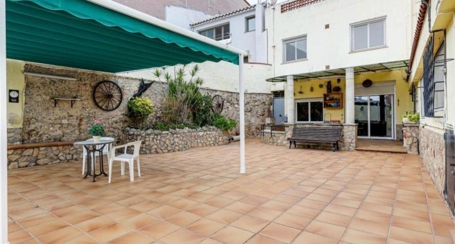 Gran casa de 517 m² con piscina, 2 viviendas, garaje y local alquilado en Pineda de Mar photo 0