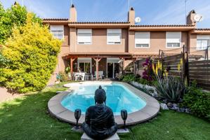 CASA ADOSSADA AMB PISCINA EN VENDA A SANT QUIRZE DEL VALLÈS photo 0