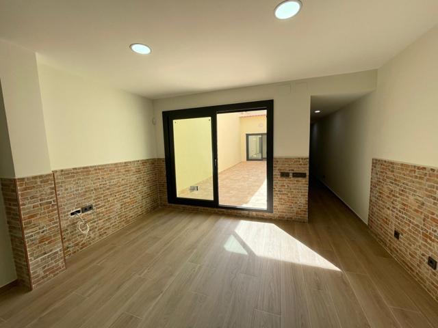 Planta baixa d’obra nova amb pati i acabats moderns photo 0