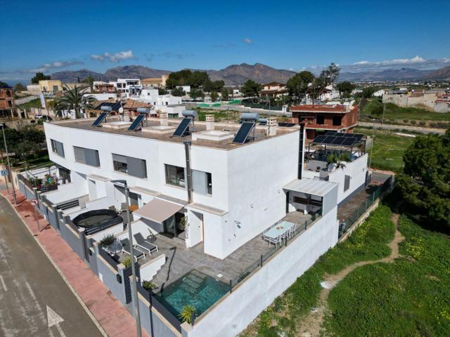 ¡Oportunidad única en Bigastro! Villa pareada con piscina privada en Sector D6 photo 0