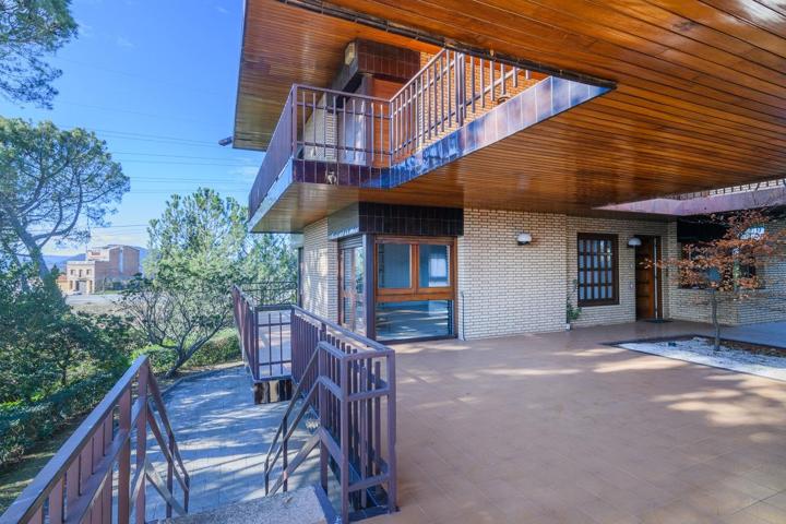 Exclusividad y Comfort: Dos Chalets Únicos con Vistas Espectaculares en Manresa photo 0