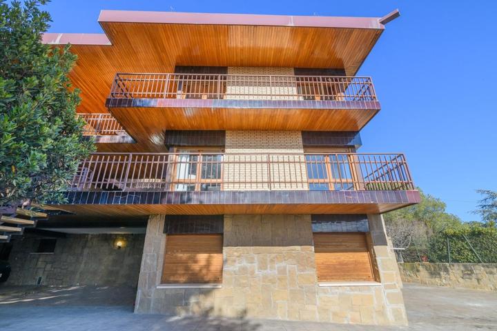 Exclusividad y Comfort: Dos Chalets Únicos con Vistas Espectaculares en Manresa photo 0