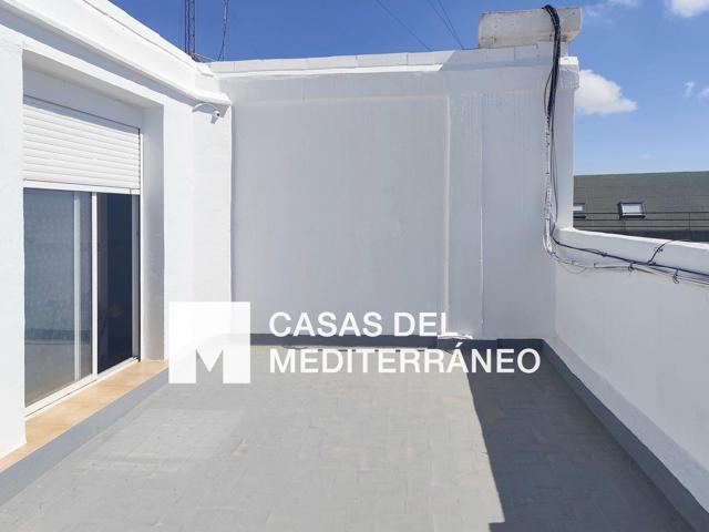 OPORTUNIDAD ÚNICA PARA REFORMAR: VIVIENDA PORTERÍA CON GRAN TERRAZA photo 0