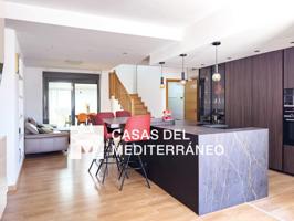 MAGNÍFICA VIVIENDA ADOSADA DE DOS PLANTAS EN ZONA RESIDENCIAL TRANQUILA photo 0