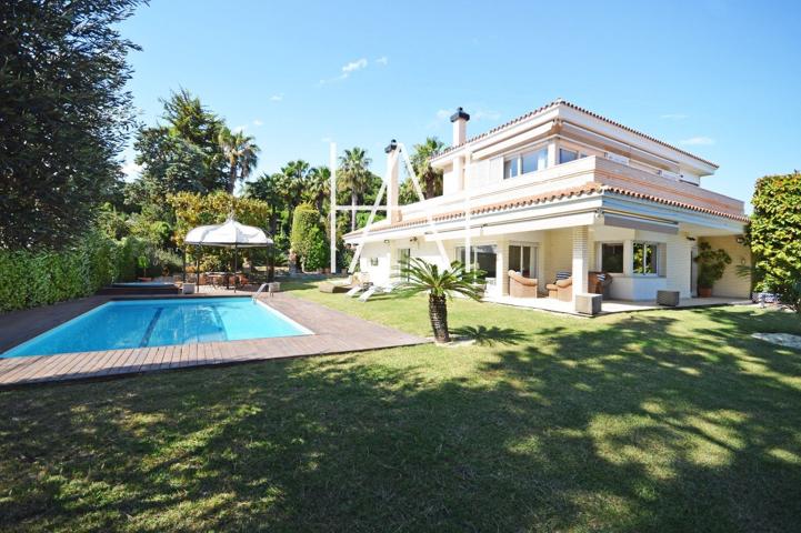 Propiedad en venta en urbanización Can Teixidó Alella, dispone de 558m2 en parcela de 1163m2, piscina privada, gran jardín, garaje, gimnasio. photo 0