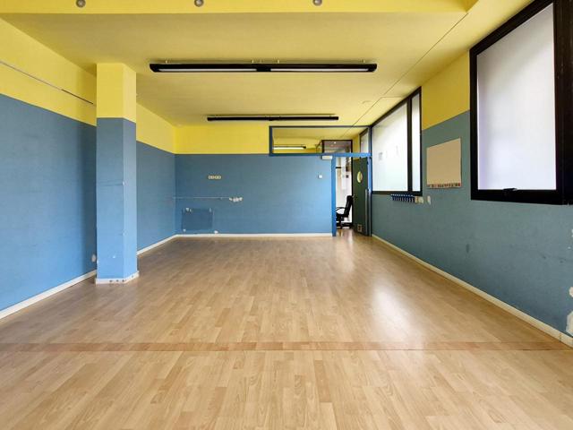 LOCAL 266 m2 CANTONER AMB POSSIBILITAT DE FER CANVI D&#x27;ÚS PER 2 HABITATGES DAVANT ESCOLA PIA photo 0