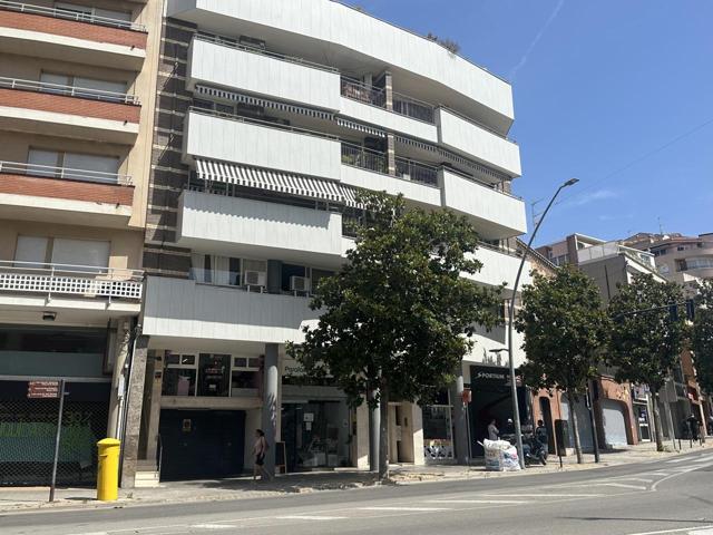 OFICINA LOCAL DE 86 m2 A L&#x27; AVINGUDA JACQUARD - VALLPARADIS photo 0