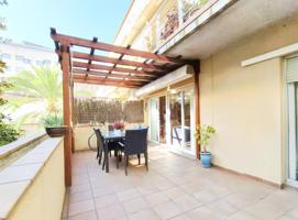 GRAN PIS DE 130 m2 DE 4 HAB AMB PATI 30 m2 PEU DE MENJADOR INCLOU PARQUING I GRAN TRASTER 10 m2 A LA MATEIXA FINCA photo 0