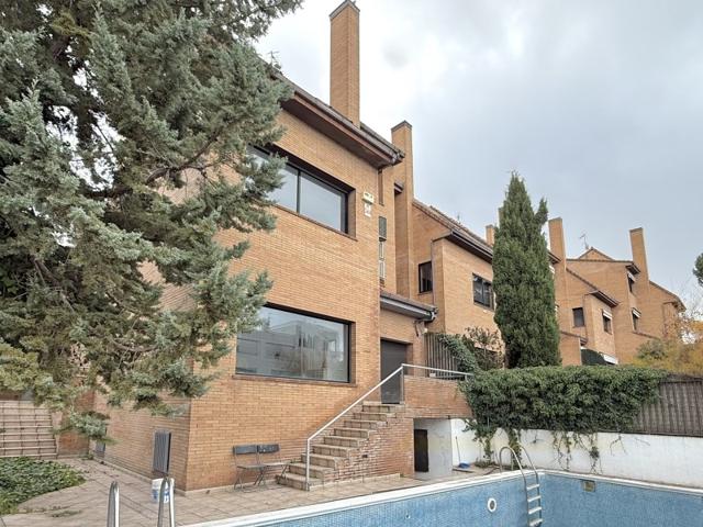 Villa En venta en Madrid photo 0