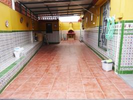 Adosada de esquina con parking, dos patios, terraza y azotea. photo 0