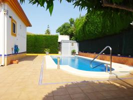 Chalet independiente con piscina privada, club social y 4 plazas de parking. photo 0