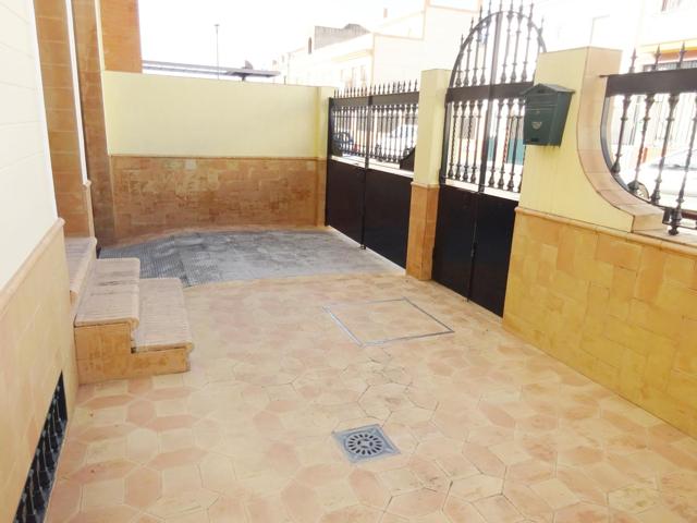 Gran casa de 5 Habitaciones, con sótano con varias plazas de garaje, generoso patio y amplia terraza. photo 0