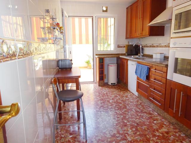 Casa en Nueva Alcalá con dos patios, terraza, garaje y un gran precio. photo 0