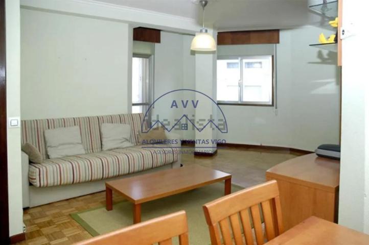 Apartamento amplio, de dos dormitorios, luminoso, en Vigo photo 0