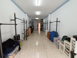 Se vende local comercial con un pequeño patio photo 0