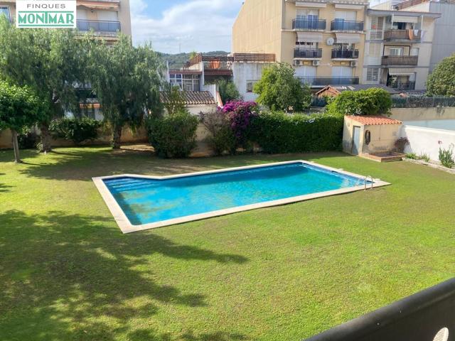 PISO DE CUATRO DORMITORIOS CON PISCINA COMUNITARIA EN EL CENTRO photo 0