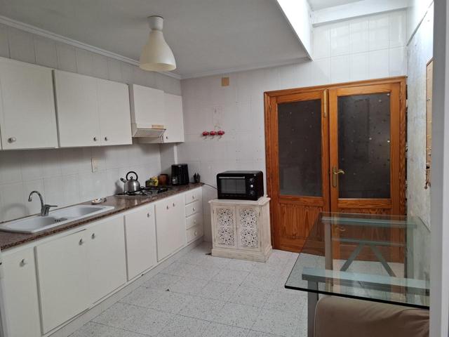 Piso semirreformado con terraza privada photo 0