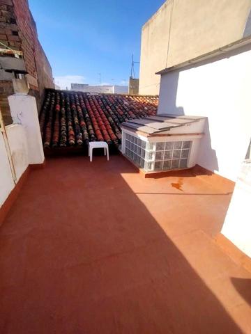 Piso semirreformado en primera planta con terraza privada photo 0