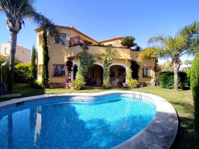 Amplio Chalet con piscina  en PLaya Oliva Nova photo 0
