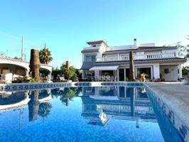 Exclusiva villa con gran terreno en Oliva Nova photo 0