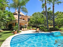 Gran Villa de Estilo Clásico en Venta en La Milla de Oro, Marbella, Málaga. photo 0