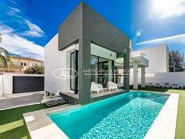 Moderna Villa en Venta en Primera Linea de Golf en La Cala de Mijas, Málaga. photo 0