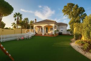 Fabuloso Chalet con Piscina en Venta en Parcela Segregada en el Pinar de los Franceses, Chiclana de la Fra., Cádiz photo 0