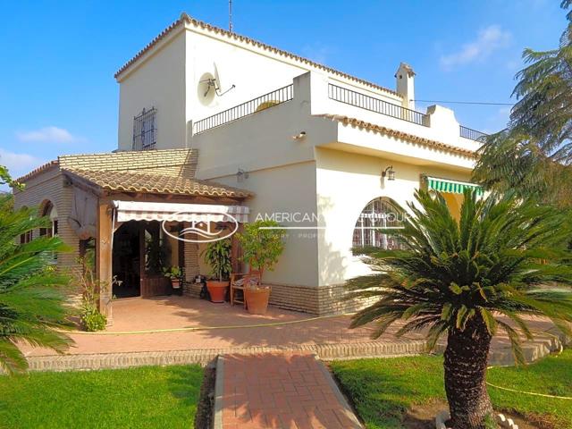 Maravilloso Chalet con Piscina y Apartamento en Venta en la Zona El Campito, Chiclana de la Fra., Cádiz photo 0