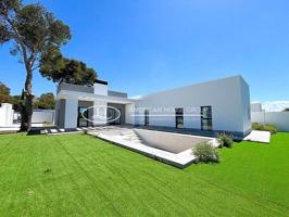 ¡¡ÚLTIMA VIVIENDA DISPONIBLE!! Chalet de Diseño de Obra Nueva con Piscina en Venta junto a Los Gallos, Chiclana de la Fra., Cádiz photo 0