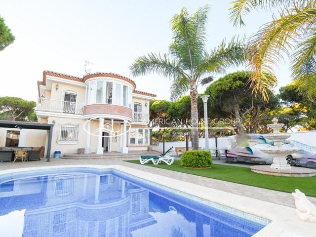 Encantador Chalet con Piscina en Venta en Playa de La Barrosa, Chiclana de la Fra. Cádiz. photo 0