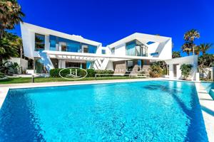 Espectacular Villa de Líneas Vanguardistas en Venta en la Zona de Los Monteros, Marbella, Málaga. photo 0