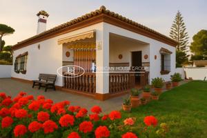Fantástico Chalet Urbano en Venta en la Zona de las Mogarizas, Chiclana de las Fra., Cádiz photo 0