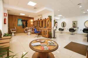 ¡¡Oportunidad de Negocio!! Traspaso de Peluquería Estética y Solarium Unisex en Funcionamiento en el Centro de Chiclana de la Fra., Cádiz photo 0