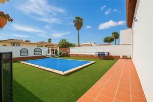 Fabuloso Chalet Urbano con Piscina en Venta en Los Gallos, Chiclana de la Fra., Cádiz photo 0