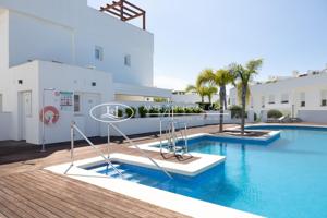 Impresionante Casa Adosada con Piscina Comunitaria en Venta en Mijas Costa, Málaga photo 0