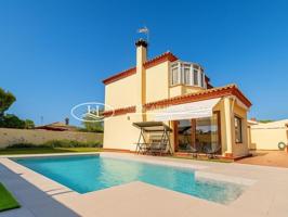 Maravilloso Chalet Urbano con Piscina en Venta en La Zona de Las Mogarizas, Chiclana de la Fra., Cádiz photo 0